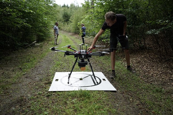 Druhá světová válka z dronu - skenování důkazů - Z nakrúcania