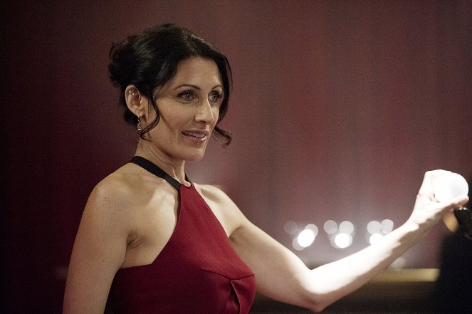 Girlfriend's Guide to Divorce - Rule #23: Never Lie to the Kids - Photos - Lisa Edelstein