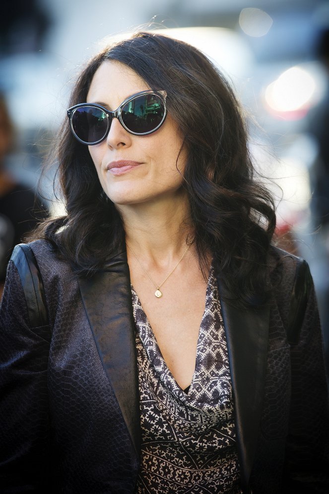 Girlfriend's Guide to Divorce - Rule #32: F-you, Rob Frumpkis! - Photos - Lisa Edelstein