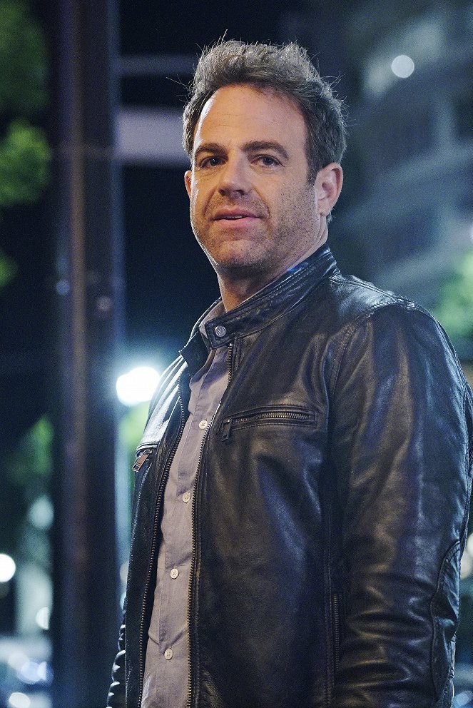 Girlfriend's Guide to Divorce - Rule #77: Don't Blow the Bubble - Photos - Paul Adelstein