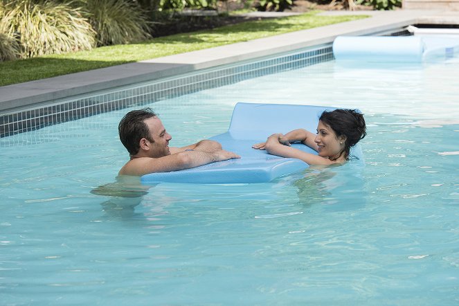 Girlfriend's Guide to Divorce - Rule #605: You Can Go Home Again - Photos - Paul Adelstein, Lisa Edelstein