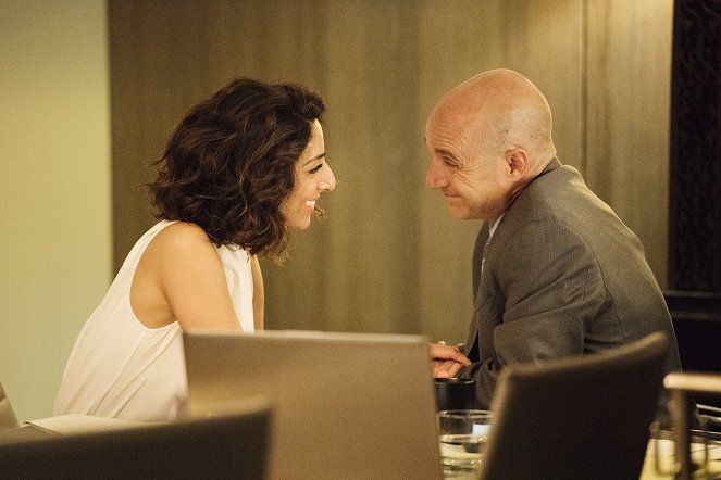 Girlfriend's Guide to Divorce - Rule #72: It's Never Too Late to Be a Mean Girl - Filmfotos - Necar Zadegan, Brian Markinson