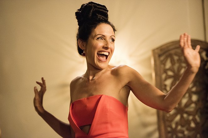 Girlfriend's Guide to Divorce - Season 2 - Rule #72: It's Never Too Late to Be a Mean Girl - Z filmu - Lisa Edelstein
