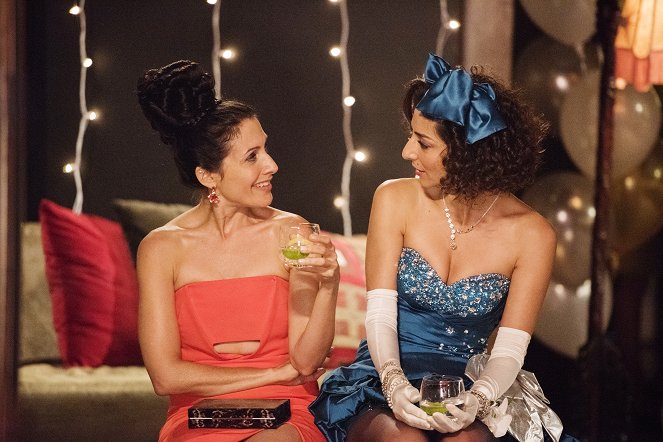 Girlfriend's Guide to Divorce - Season 2 - Rule #72: It's Never Too Late to Be a Mean Girl - Photos - Lisa Edelstein, Necar Zadegan