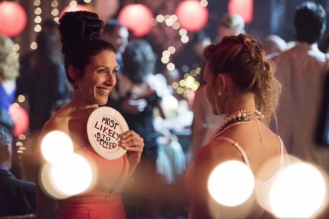 Girlfriend's Guide to Divorce - Season 2 - Rule #72: It's Never Too Late to Be a Mean Girl - Filmfotos - Lisa Edelstein
