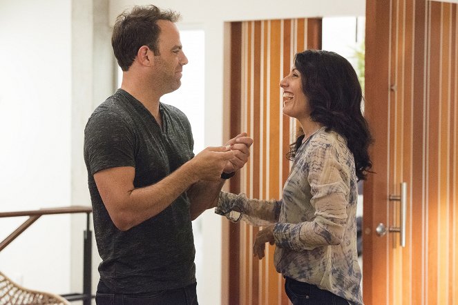 Girlfriend's Guide to Divorce - Rule #14: No Means... No - Photos - Paul Adelstein, Lisa Edelstein