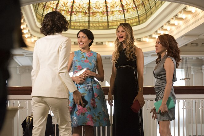 Girlfriend's Guide to Divorce - Rule #81: There's No Crying in Porn - Photos - Lisa Edelstein, Beau Garrett, Alanna Ubach