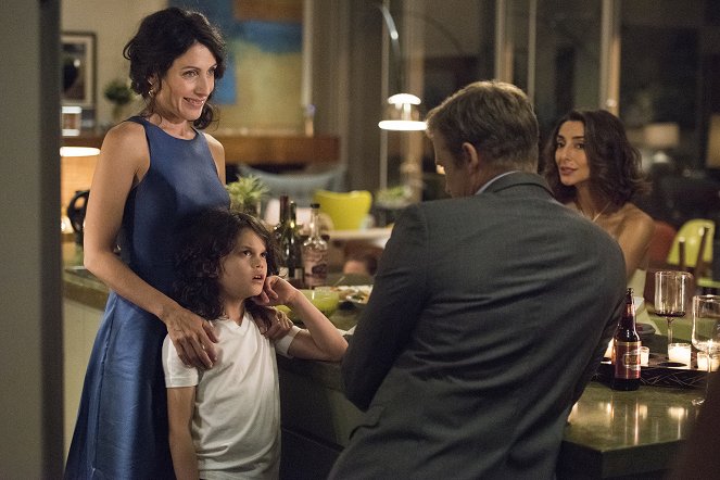 Girlfriend's Guide to Divorce - Rule #36: If You Can't Stand the Heat, You're Cooked - De la película - Lisa Edelstein, Dylan Schombing, Necar Zadegan