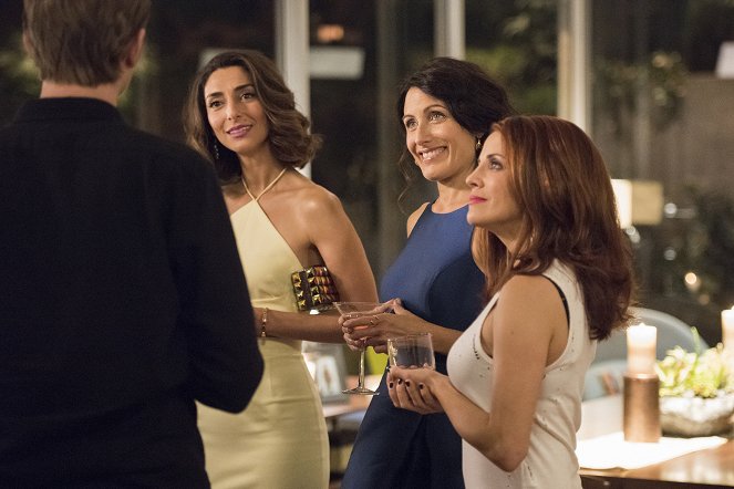 Girlfriend's Guide to Divorce - Rule #36: If You Can't Stand the Heat, You're Cooked - De la película - Necar Zadegan, Lisa Edelstein, Alanna Ubach