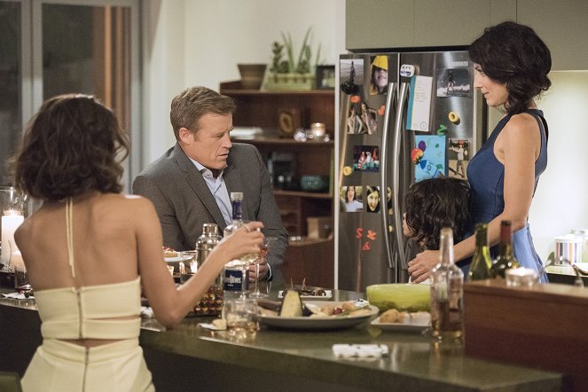 Girlfriend's Guide to Divorce - Rule #36: If You Can't Stand the Heat, You're Cooked - Photos - Mark Valley, Lisa Edelstein