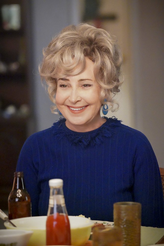 Young Sheldon - Season 3 - Quirky Eggheads and Texas Snow Globes - Photos - Annie Potts