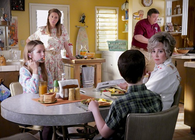 Young Sheldon - Season 3 - Quirky Eggheads and Texas Snow Globes - Photos - Raegan Revord, Zoe Perry, Lance Barber, Annie Potts