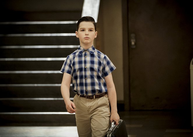 Young Sheldon - Hobbitses, Physicses and a Ball with Zip - Photos - Iain Armitage