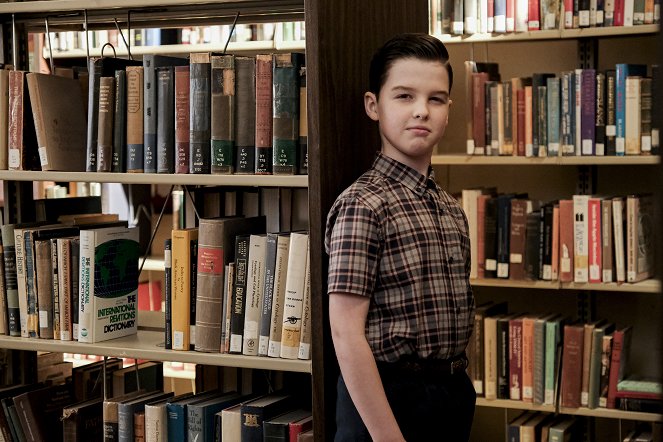Young Sheldon - Hobbitses, Physicses and a Ball with Zip - Van film - Iain Armitage