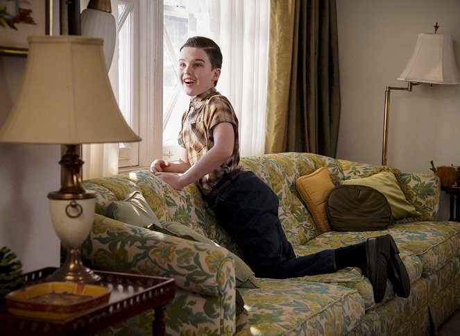 El joven Sheldon - Una piña y el seno de la amistad entre hombres - De la película - Iain Armitage