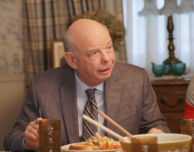 Young Sheldon - A Pineapple and the Bosom of Male Friendship - Photos - Wallace Shawn
