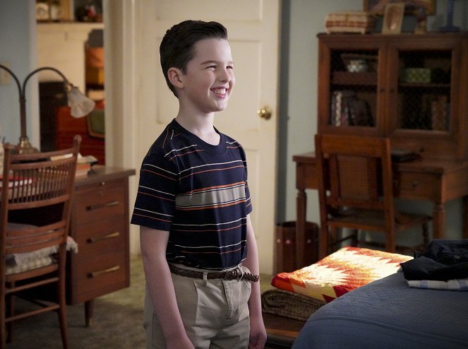 Young Sheldon - A Pineapple and the Bosom of Male Friendship - Photos - Iain Armitage