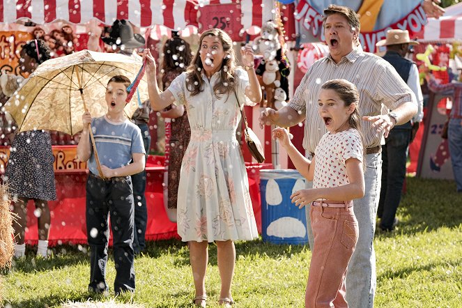 Young Sheldon - A Parasol and a Hell of an Arm - Photos - Iain Armitage, Zoe Perry, Lance Barber, Raegan Revord