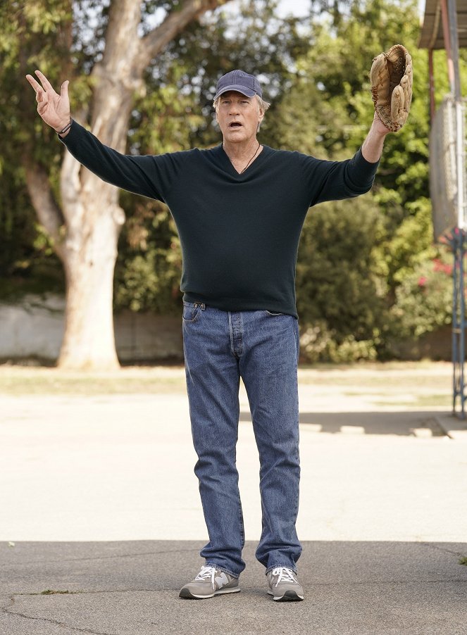 Young Sheldon - A Parasol and a Hell of an Arm - Photos - Craig T. Nelson