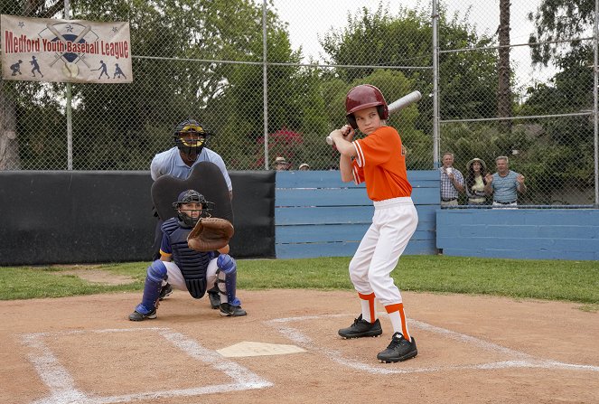 Young Sheldon - Muskelkater für zwei und ein höllischer Wurfarm - Filmfotos - Raegan Revord