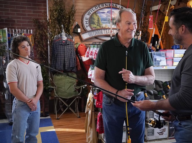 Young Sheldon - The Sin of Greed and a Chimichanga from Chi-Chi’s - Van film - Montana Jordan, Craig T. Nelson