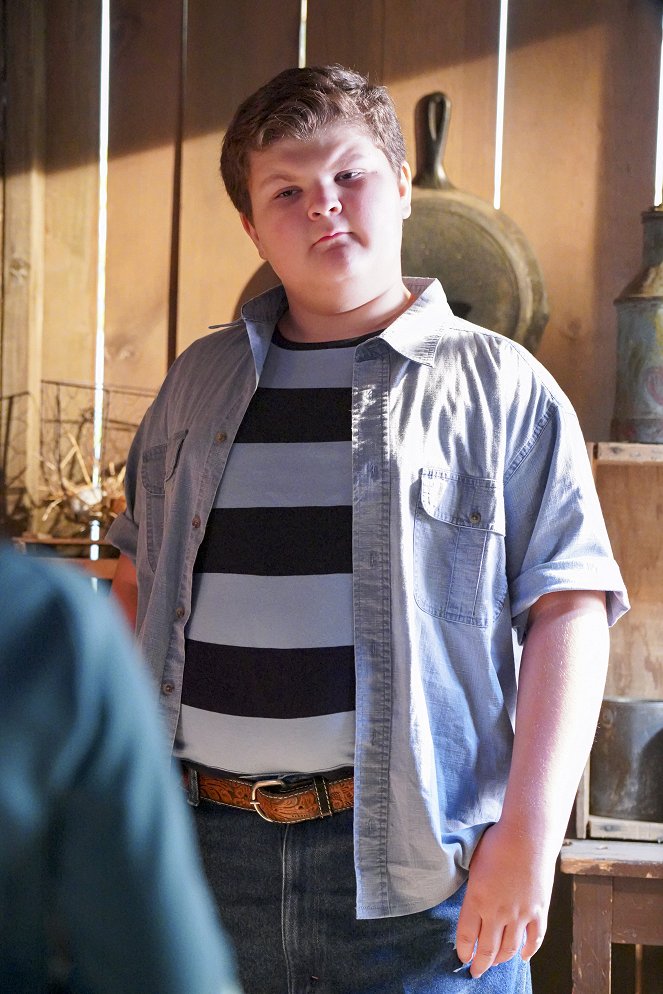 Young Sheldon - A Party Invitation, Football Grapes and an Earth Chicken - Photos - Wyatt McClure