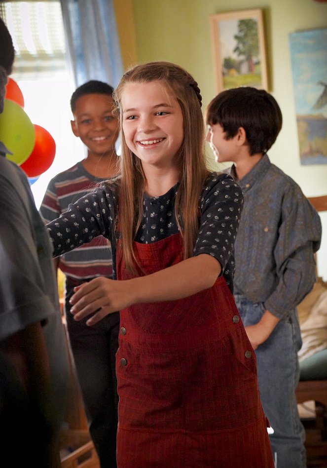 Young Sheldon - A Party Invitation, Football Grapes and an Earth Chicken - Van film - Raegan Revord
