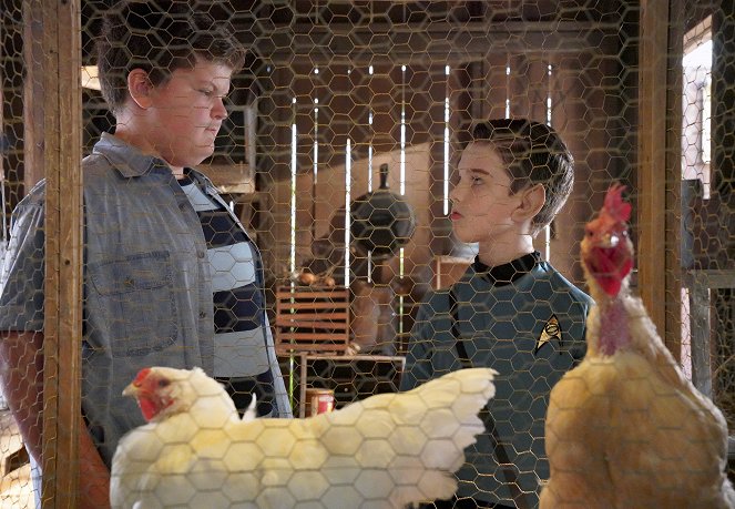 El joven Sheldon - Una invitación para una fiesta, uvas de fútbol y una gallina terrícola - De la película - Wyatt McClure, Iain Armitage