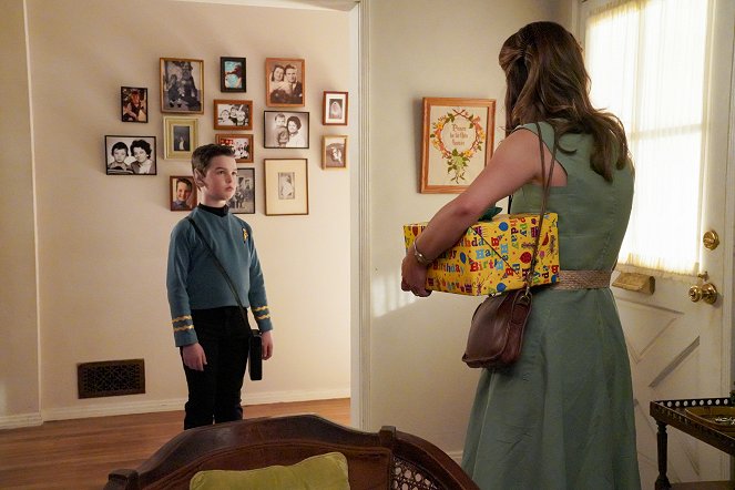 Young Sheldon - A Party Invitation, Football Grapes and an Earth Chicken - Photos - Iain Armitage