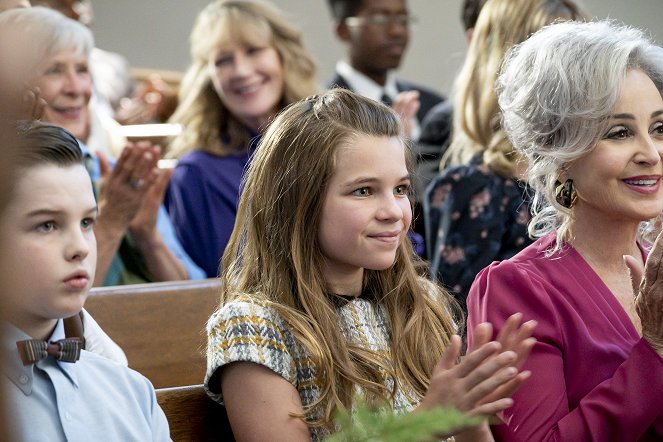 Young Sheldon - A Live Chicken, a Fried Chicken and Holy Matrimony - Photos - Iain Armitage, Raegan Revord, Annie Potts