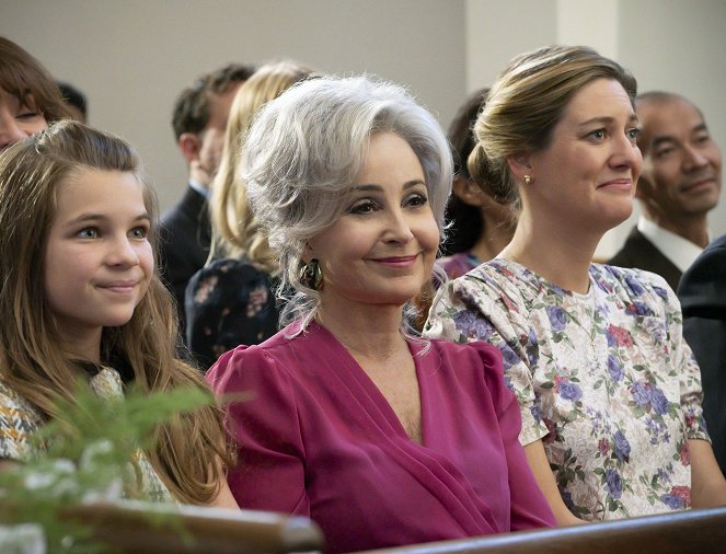 Young Sheldon - A Live Chicken, a Fried Chicken and Holy Matrimony - Van film - Raegan Revord, Annie Potts, Zoe Perry