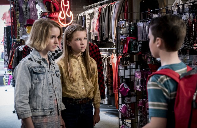 Young Sheldon - Body Glitter and a Mall Safety Kit - Photos - Mckenna Grace, Raegan Revord