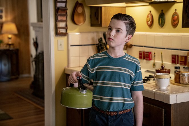 Young Sheldon - Body Glitter and a Mall Safety Kit - Photos - Iain Armitage
