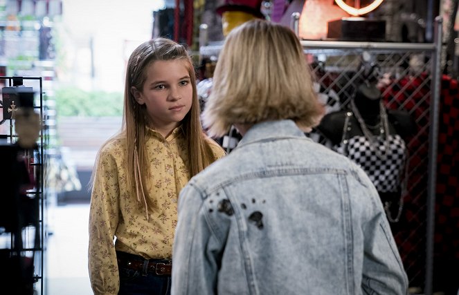 Young Sheldon - Body Glitter and a Mall Safety Kit - Photos - Raegan Revord