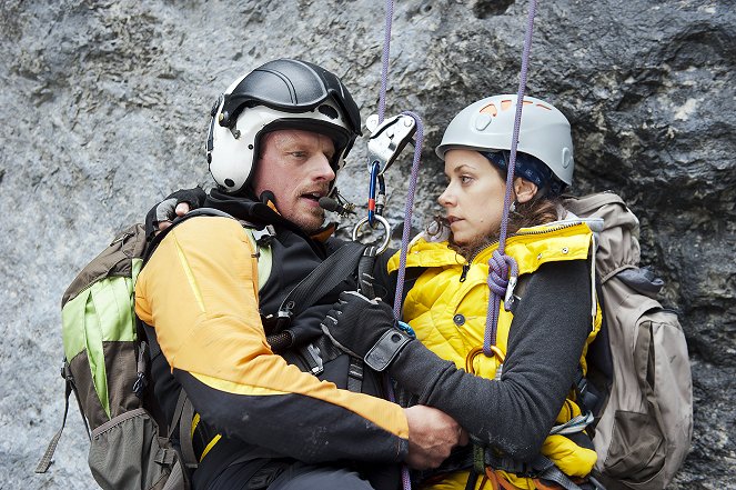 A hegyimentők - Season 5 - Gefangen im Dunkel - Filmfotók - Martin Gruber, Anja Knauer