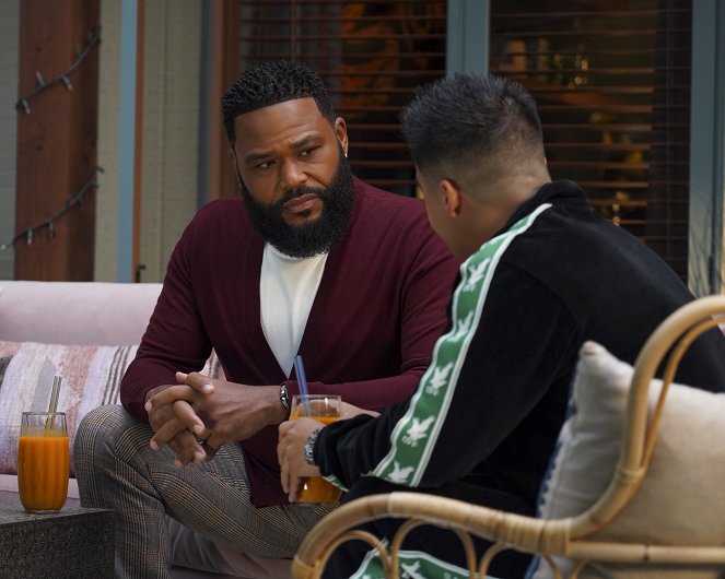 Grown-ish - Season 4 - Daddy Lessons - Photos - Anthony Anderson