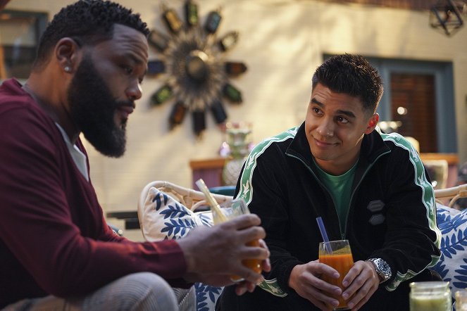 Grown-ish - Daddy Lessons - Photos - Anthony Anderson, Jordan Buhat