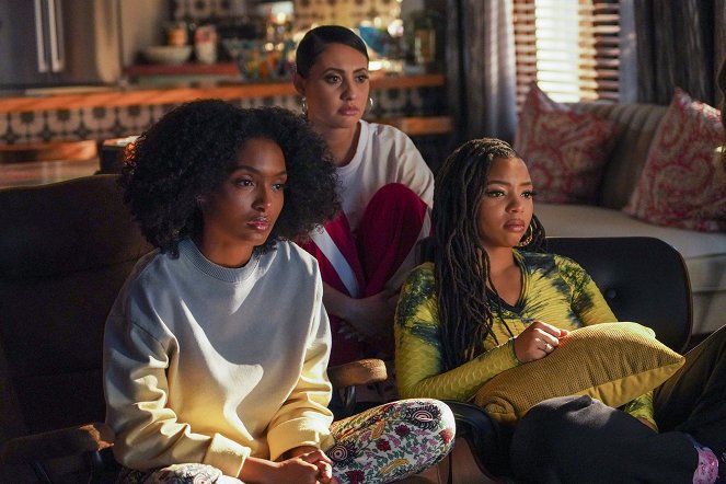 Grown-ish - Season 4 - A Boy Is a Gun* - Photos - Yara Shahidi, Francia Raisa, Chloe Bailey