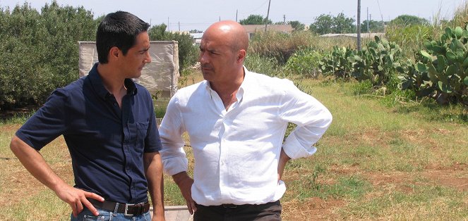 Commissario Montalbano - Season 7 - La vampa d'agosto - Filmfotos - Peppino Mazzotta, Luca Zingaretti