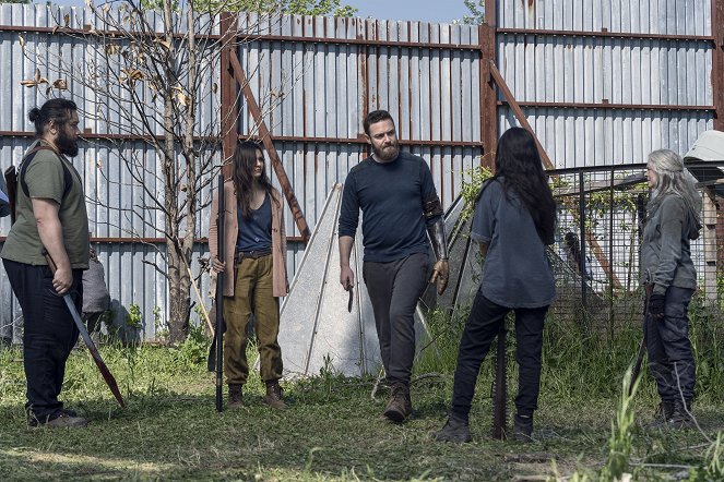 The Walking Dead - Out of the Ashes - Photos - Cooper Andrews, Cassady McClincy, Ross Marquand, Melissa McBride