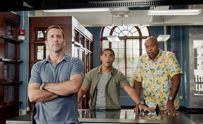 Havaj 5-0 - Autonehoda - Z filmu - Alex O'Loughlin, Beulah Koale, Chi McBride