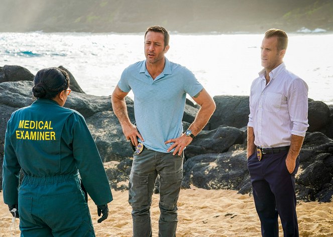 Hawaii Five-0 - Season 9 - Ke iho mai nei ko luna - De la película - Alex O'Loughlin, Scott Caan