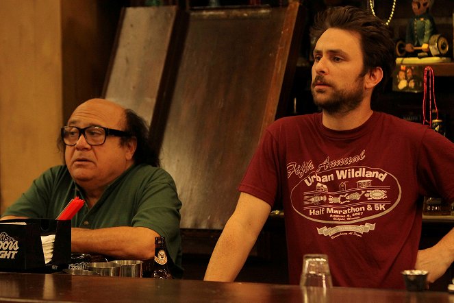 It's Always Sunny in Philadelphia - Sweet Dee Gets Audited - Photos - Danny DeVito, Charlie Day