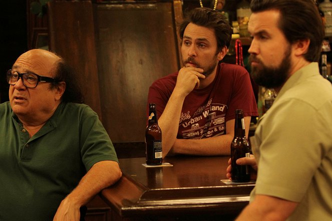 It's Always Sunny in Philadelphia - Sweet Dee Gets Audited - Photos - Danny DeVito, Charlie Day, Rob McElhenney