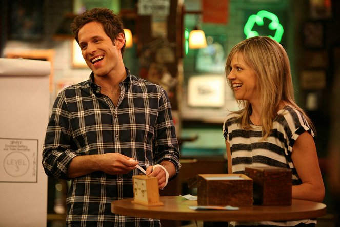 It's Always Sunny in Philadelphia - Season 7 - Chardee MacDennis: The Game of Games - Photos - Glenn Howerton, Kaitlin Olson