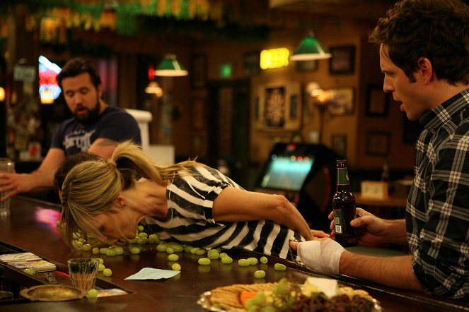 It's Always Sunny in Philadelphia - Season 7 - Chardee MacDennis: The Game of Games - Photos - Kaitlin Olson, Glenn Howerton