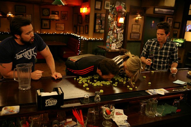 It's Always Sunny in Philadelphia - Season 7 - Chardee MacDennis: The Game of Games - Photos - Rob McElhenney, Charlie Day, Kaitlin Olson, Glenn Howerton