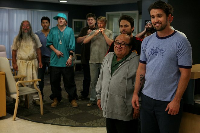 It's Always Sunny in Philadelphia - Dee Gives Birth - Photos - Danny DeVito, Charlie Day, Rob McElhenney