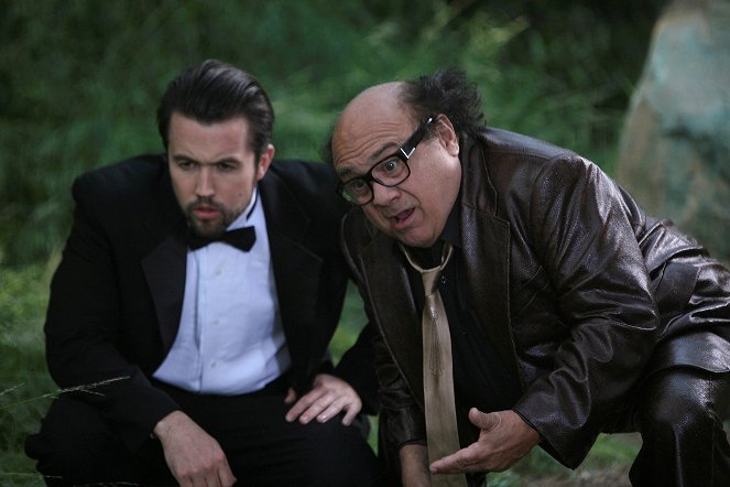 It's Always Sunny in Philadelphia - The Gang Gets Stranded in the Woods - Photos - Rob McElhenney, Danny DeVito