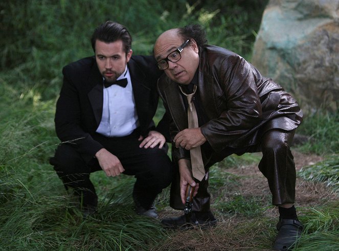 It's Always Sunny in Philadelphia - The Gang Gets Stranded in the Woods - Photos - Rob McElhenney, Danny DeVito